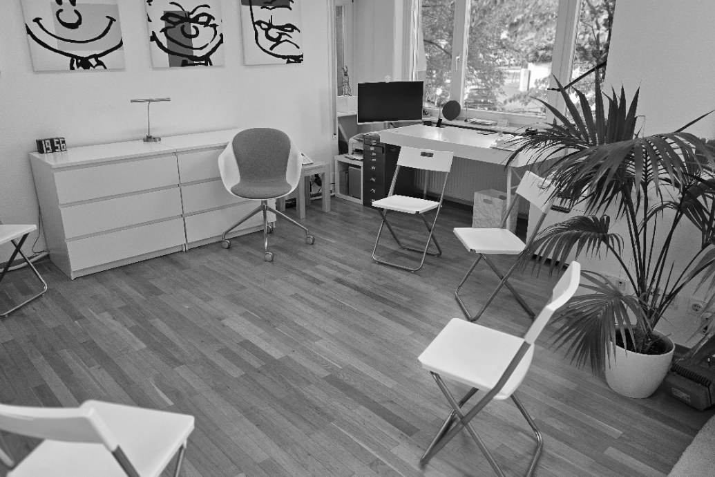 Derselbe Raum, für die Gruppentherapie mit mehreren Stühlen im Kreis eingerichtet.