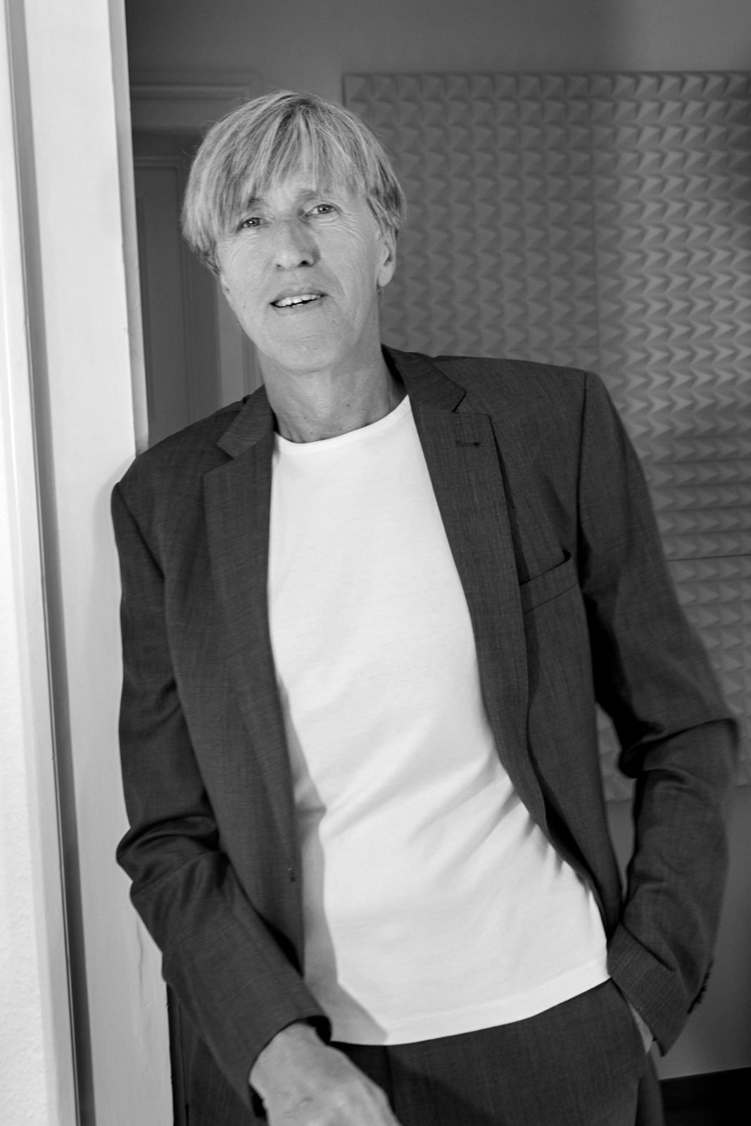 Dr. Jochen Lendle im Türrahmen der Praxis, freundlicher Blick in die Kamera.